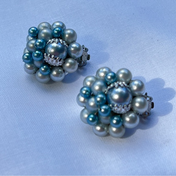 VINTAGE MID CENTURY cluster Light Blue Faux Pearl Clip earrings NWOT - Picture 5 of 8